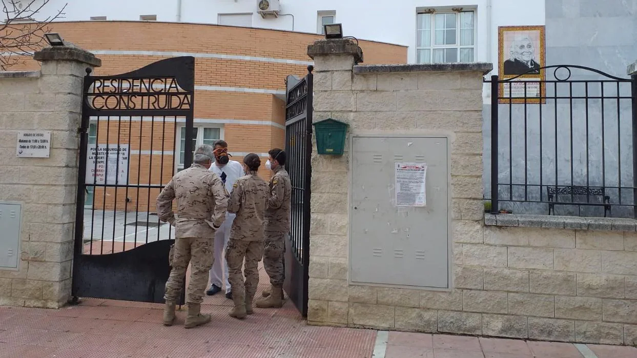 Militares en la residencia de ancianos de Alcalá del Valle en una imagen de archivo