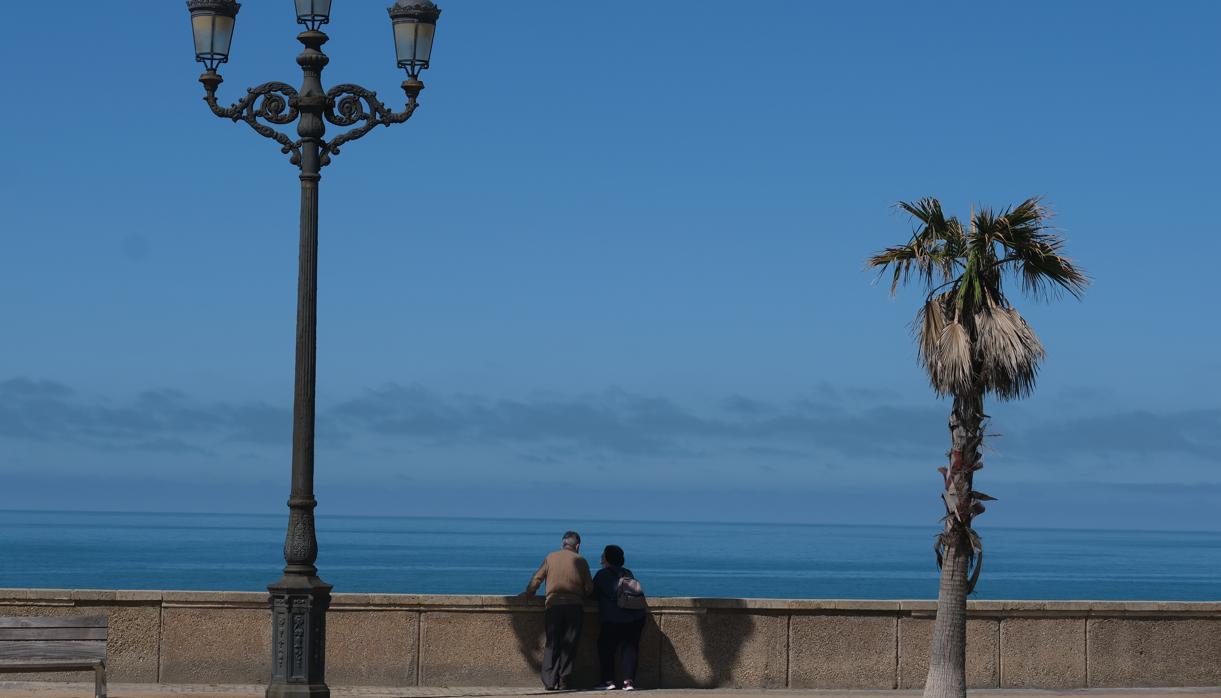 Una pareja asomada al mar cerca de las Puertas de Tierra.