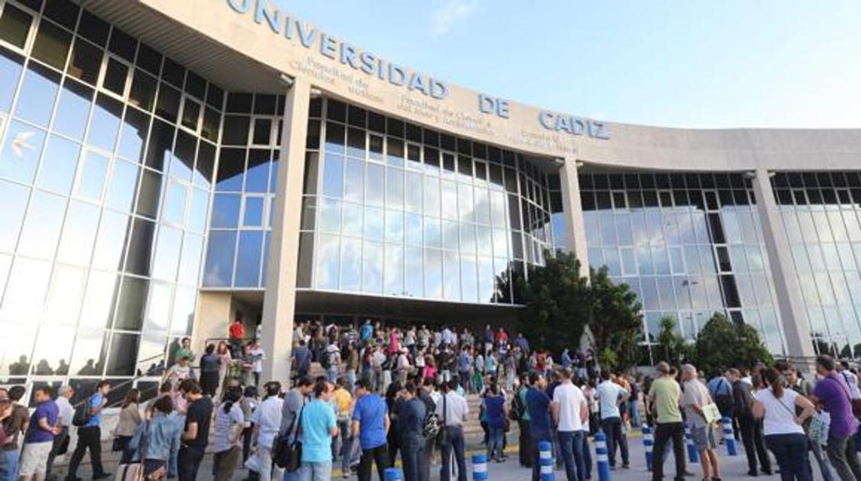 La UCA informa a 2.560 estudiantes de 62 centros educativos de la provincia sobre las pruebas de acceso