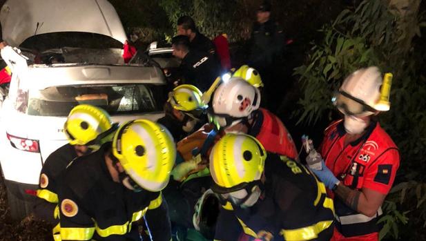 Se empotra con un todoterreno contra unos eucaliptos huyendo de la Policía en Los Barrios