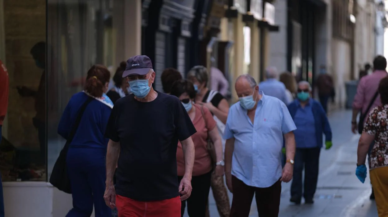 Gente caminando por una calle del centro de Cádiz.