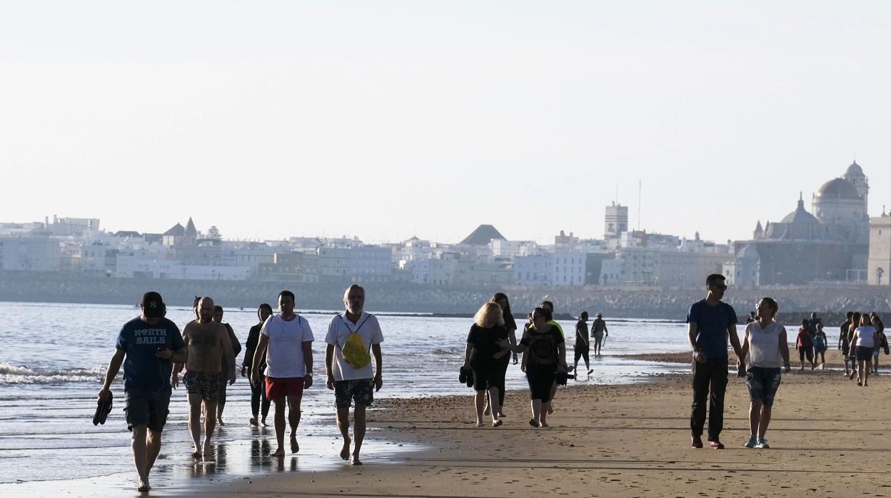 El tiempo en Cádiz: Temperaturas veraniegas a la espera de la reapertura de las playas