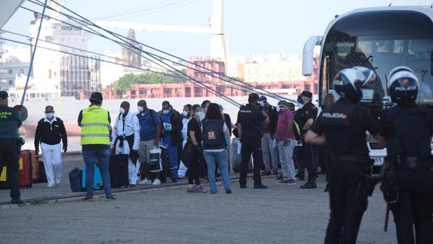 La tripulación del 'Victory' se despide de Cádiz tras dos meses confinados