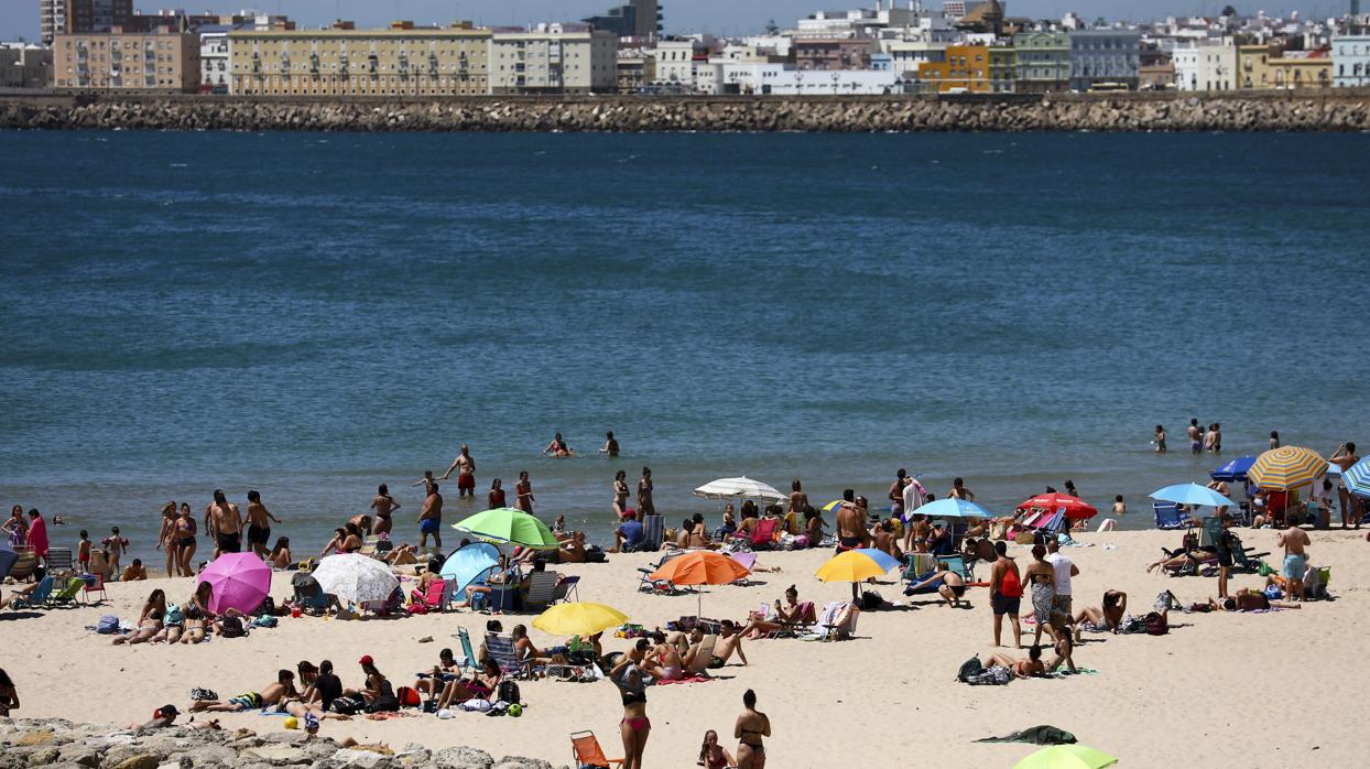 Bañista disfrutando de la playa de Cádiz en una imagen de archivo.