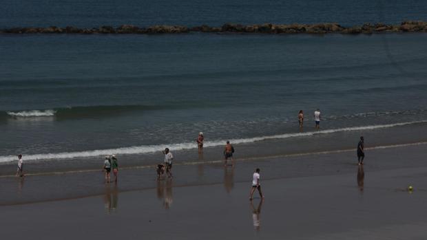 El PSOE de Cádiz achaca a la «falta de previsión» del Ayuntamiento el retraso del baño en las playas