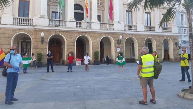 Concentración del PCPE en Cádiz para pedir medidas contra la pobreza