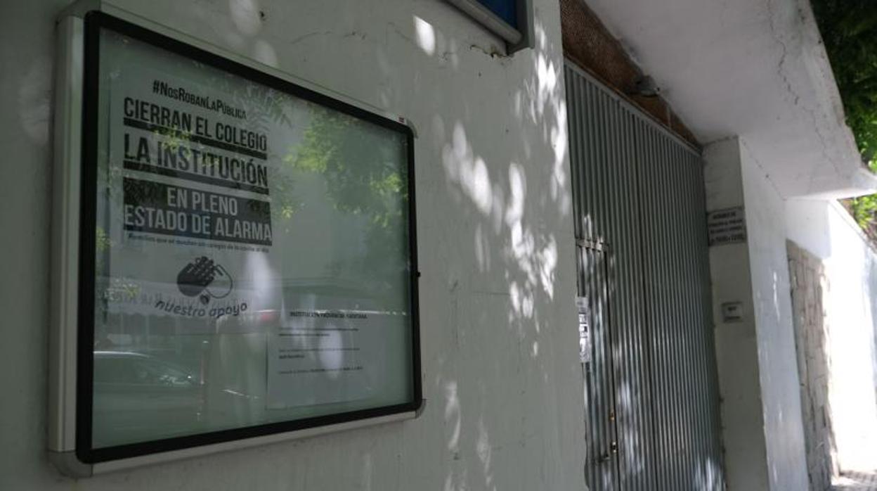 Cartel, en el acceso al centro, en el que se informa del cierre del colegio