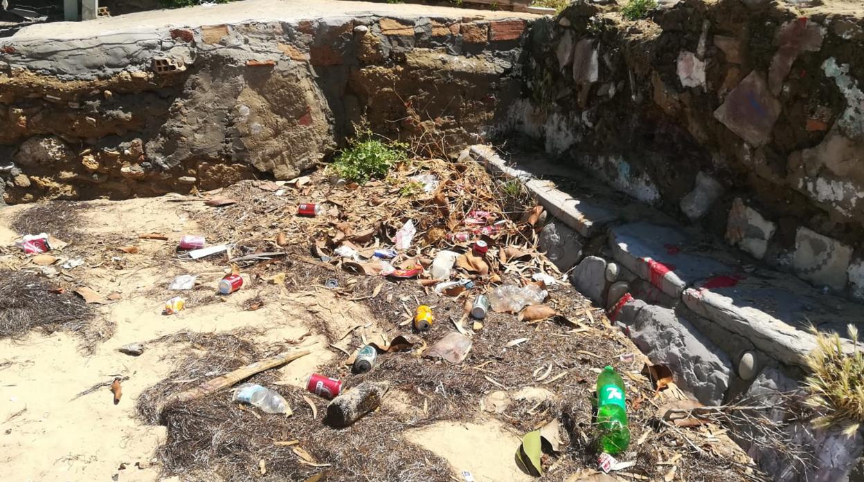 En la playa de la Casería es fácil encontrar plásticos y otros envases en la arena.