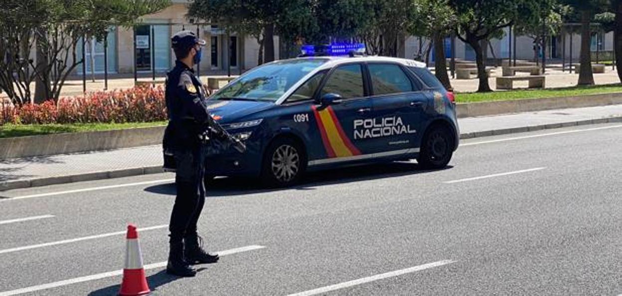 Un policia nacional en un control por el Estado de Alarma.