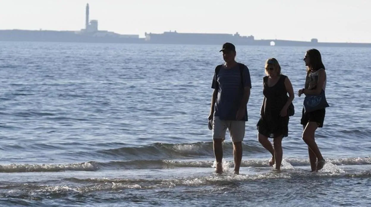 ¿Cuánto es la multa si te saltas la prohibición de bañarte estos días en Cádiz, Puerto Real o Chiclana?