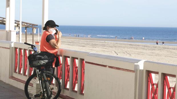 Los vigilantes de la playa cobrarán 1.900 euros netos al mes entre junio y septiembre