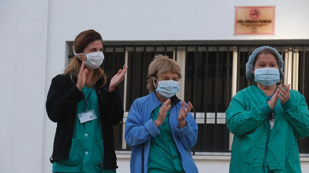 Personal sanitario aplaudiendo a las puertas del hospital en Cádiz.
