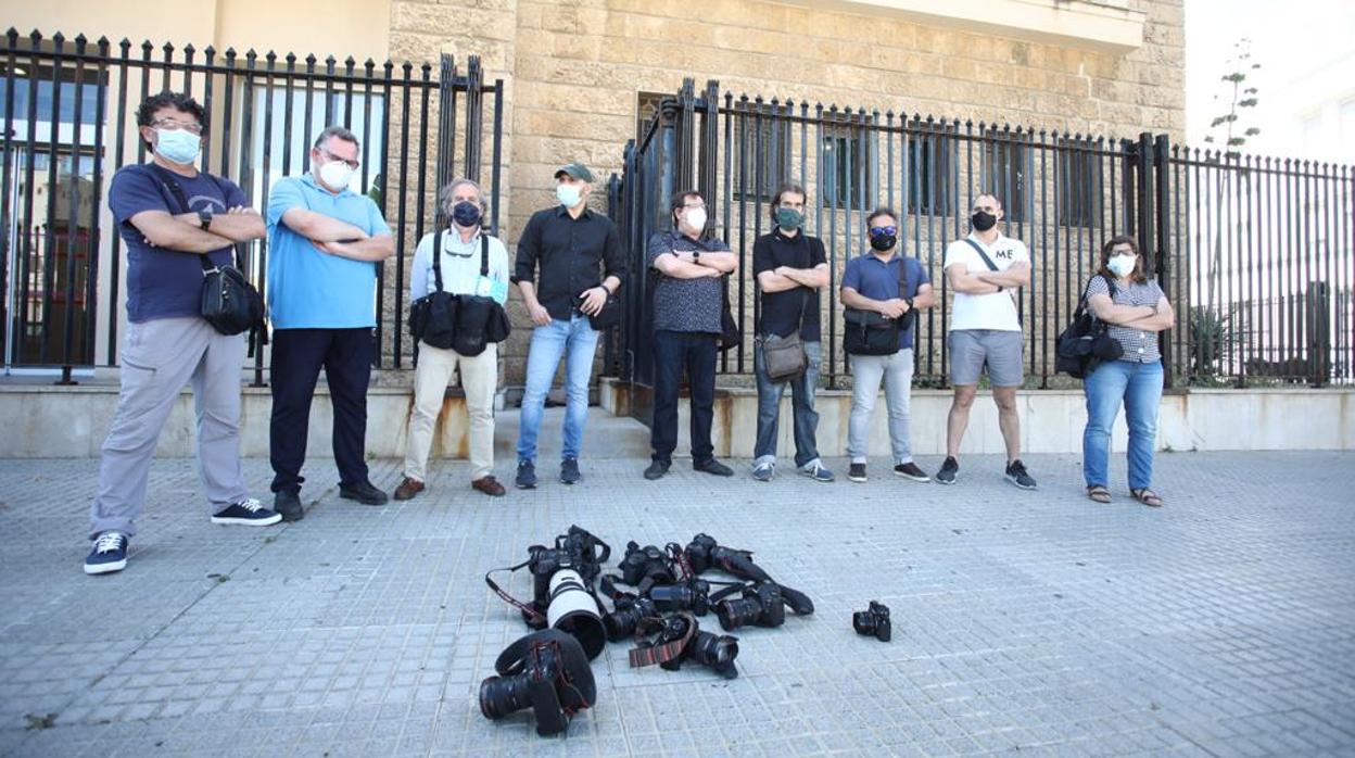 Los fotoperiodistas de Cádiz, en protesta por la vulneración del derecho a la información.