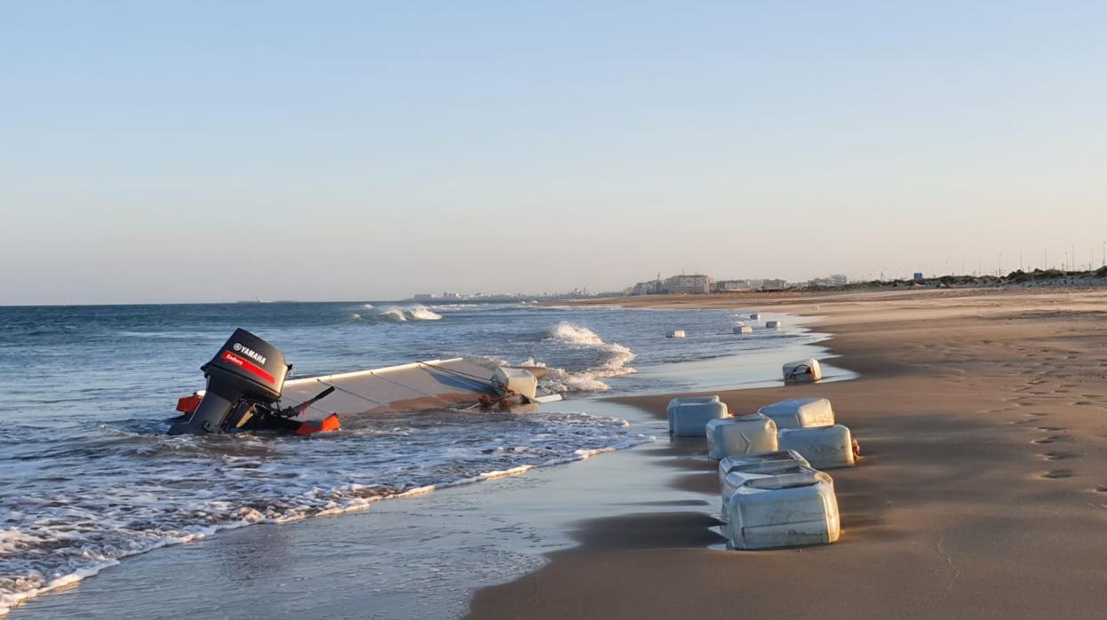 Restos de la lancha neumática y los bidones encontrados en la playa.