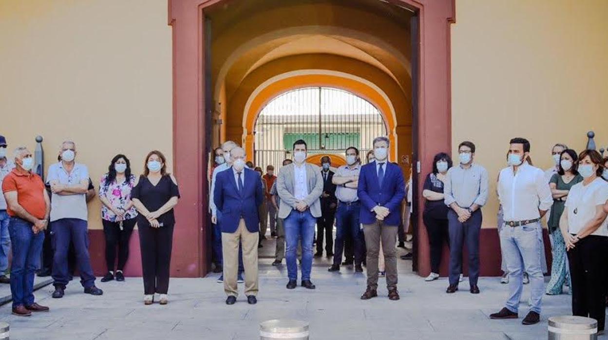 El presidente y miembros de la Diputación de Sevilla, durante el minuto de silencio celebrado este miércoles