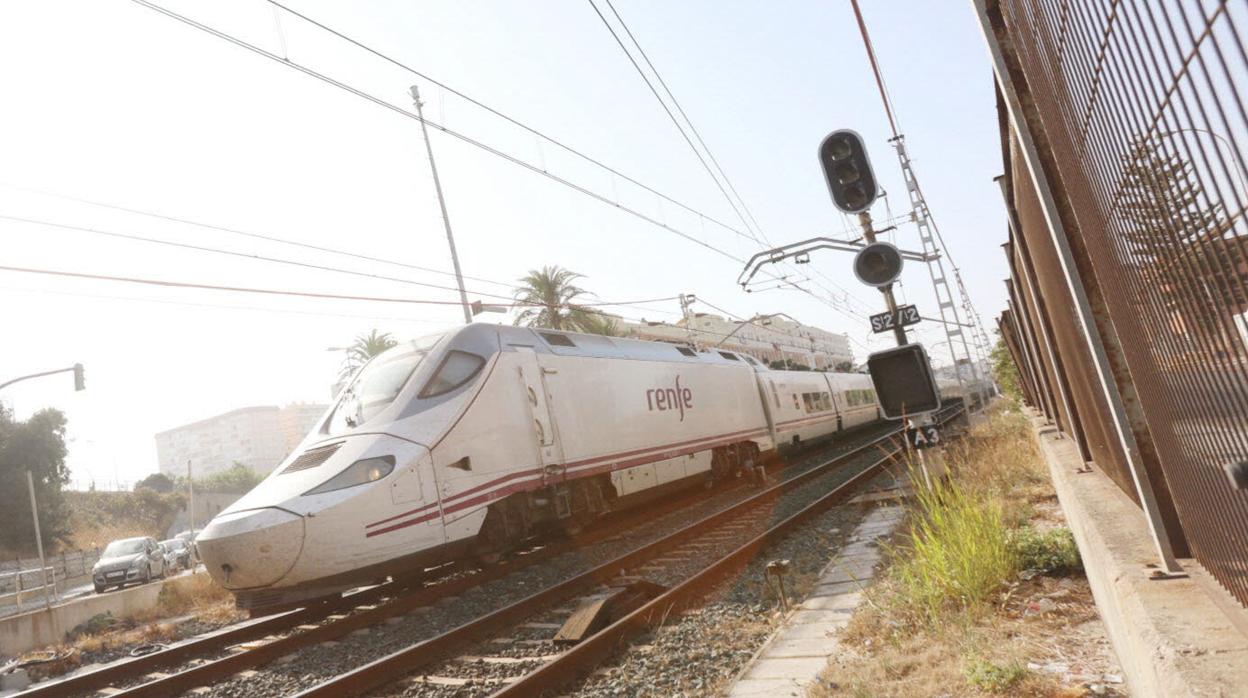 Uno de los trenes Alvia que enlazan Cádiz con Madrid saliendo de la ciudad