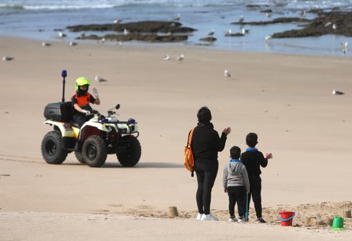 Las playas de Cádiz capital abren al baño este viernes