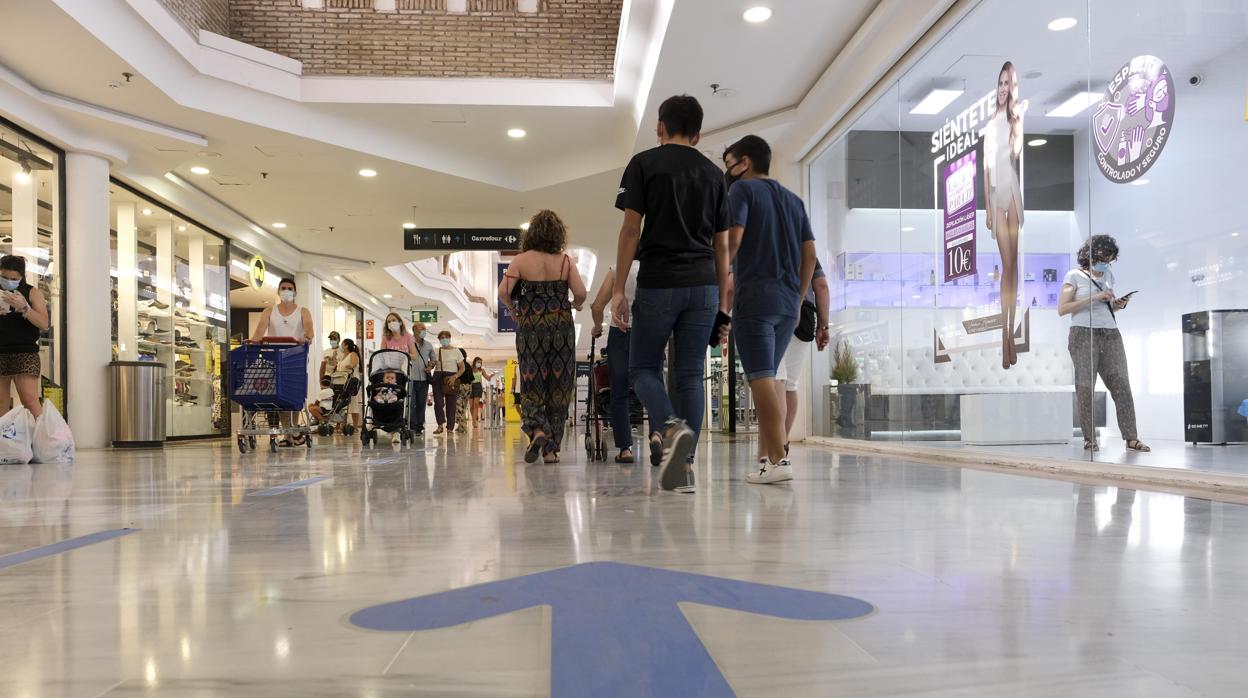 Todos los centros comerciales se han señalizado para garantizar las distancias sociales.