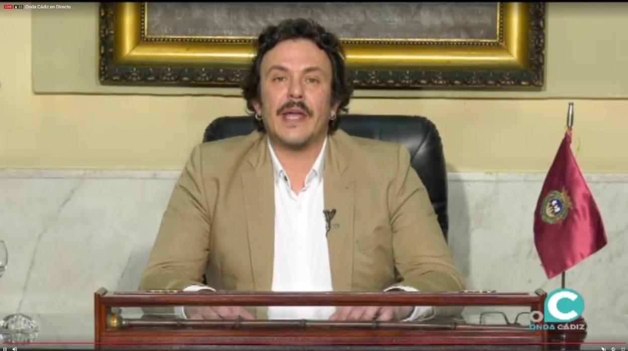El alcalde de la ciudad, José María González, en la declaración institucional ofrecida en la televisión municipal.