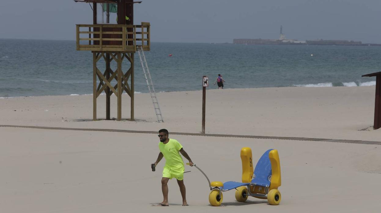 Los servicios de playa en Cádiz se han activado por el inicio de la temporada baja.