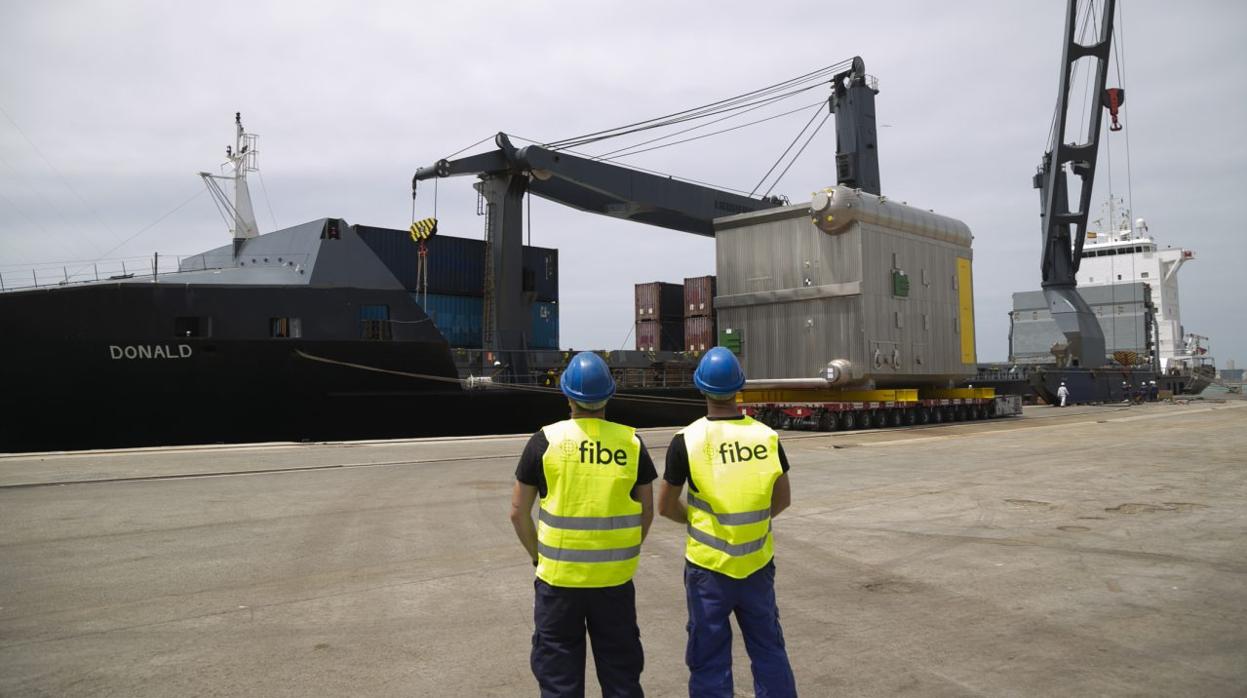 Trabajadores de la empresa de Chiclana donde se construyeron las calderas asisten al embarque rumbo a Vietnam.