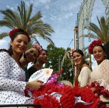 Amigas disfrutan de la feria en 2019.