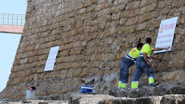 La zona de bloques de hormigón de la playa Santa María del Mar de Cádiz queda acotada