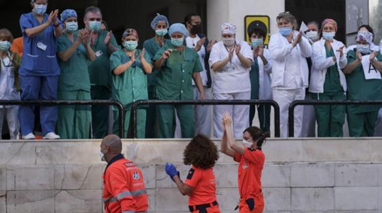 Aplausos entre sanitarios en el Puerta del Mar.