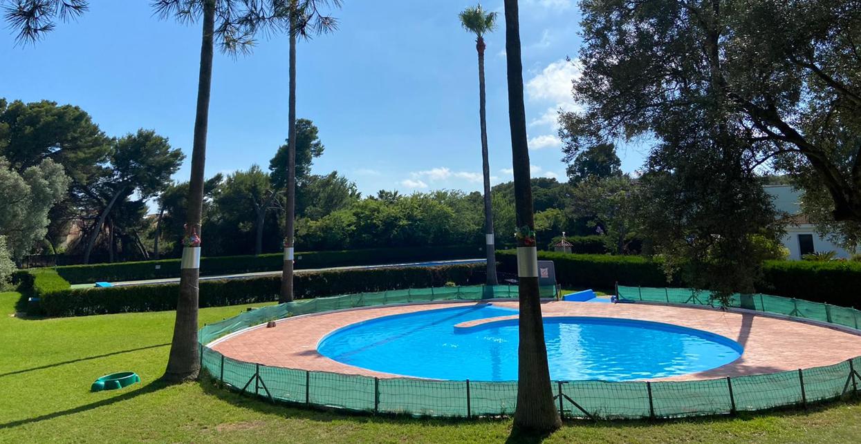 Todo preparado en algunas urbanizaciones de la Bahía para el primer remojón en las piscinas