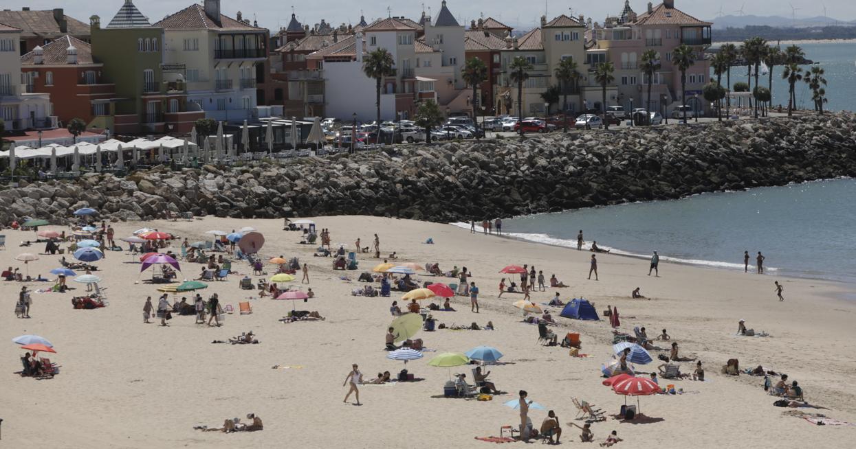 Playa de la Muralla en El Puerto, este domingo.