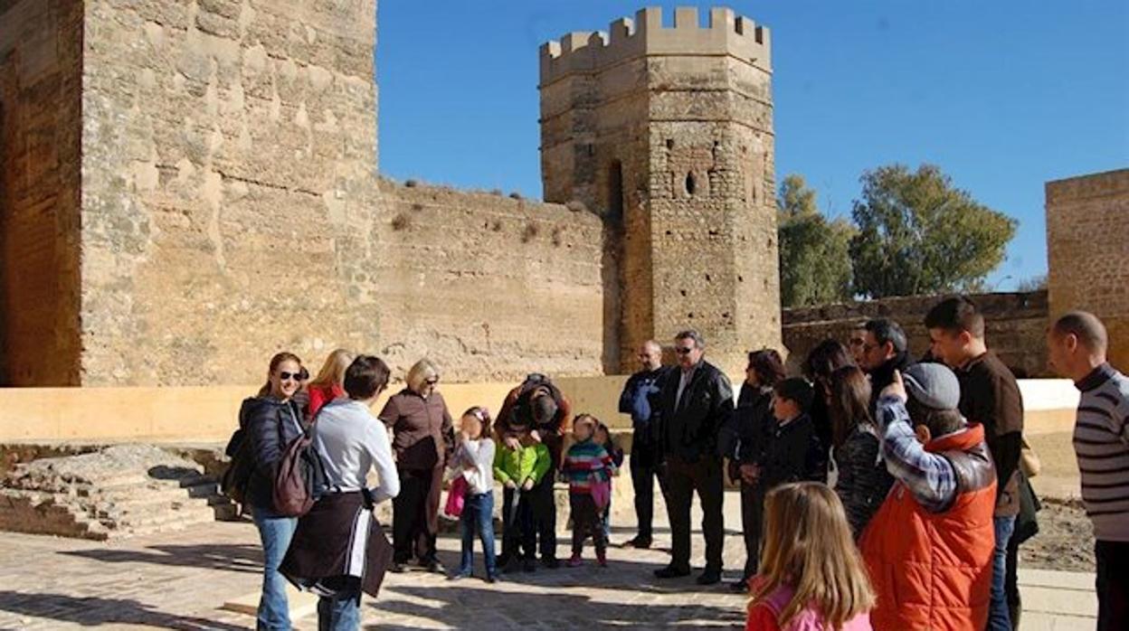 Un grupo de personas realiza una visita al castillo de Alcalá de Guadaíra