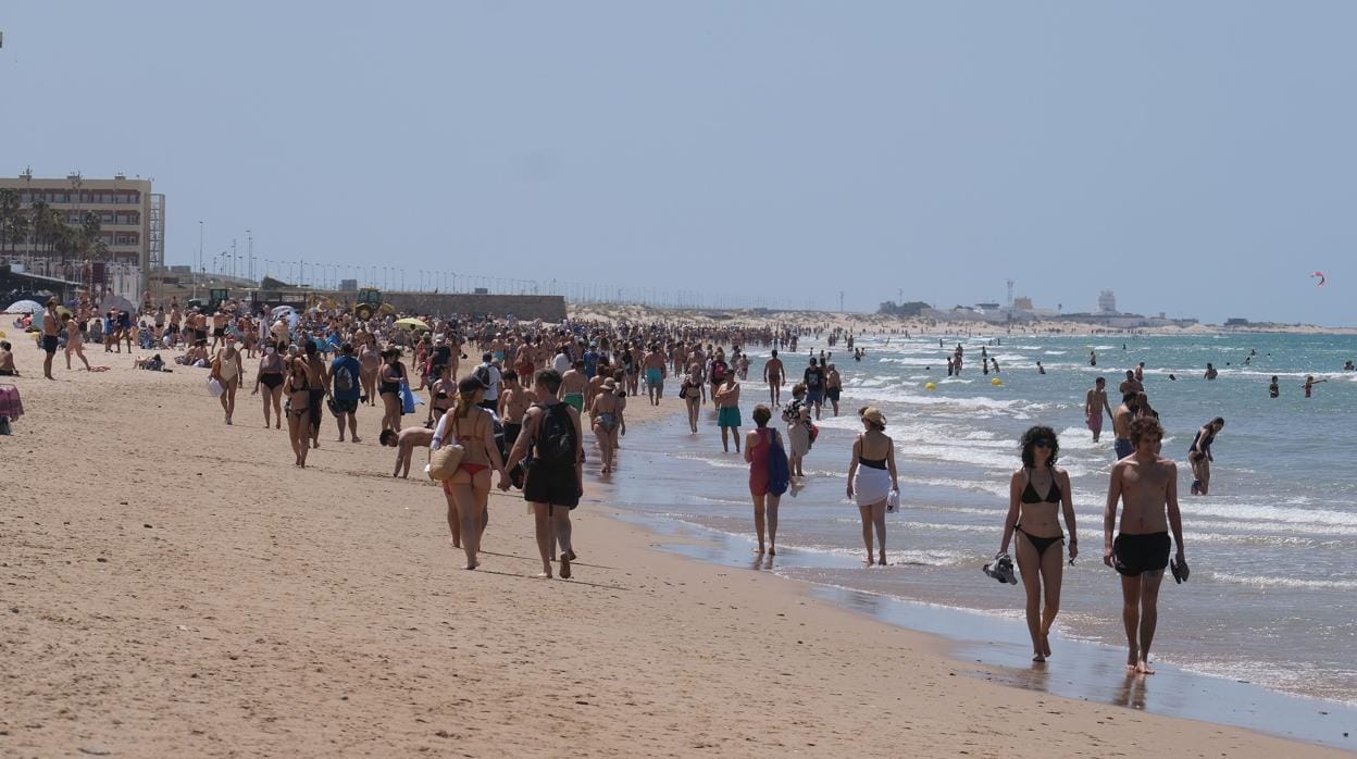 Las playas de Cádiz, el primer fin de semana que se permitía el baño en la desescalada.