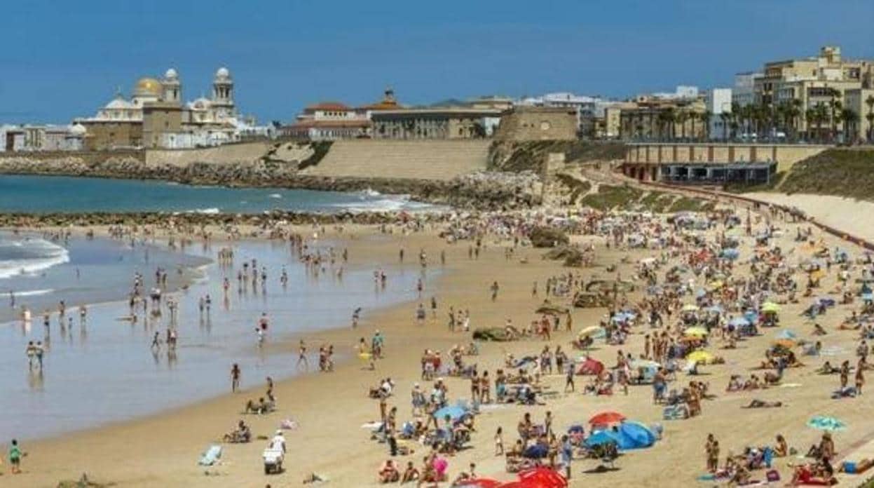 Una imagen de la playa de Santa María del Mar completamente llena, del pasado año.