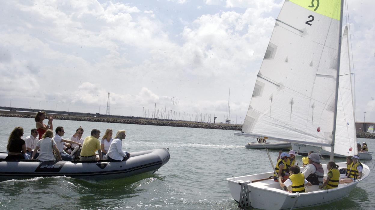 La escuela de vela y la gimnasia rítmica retoman su actividad en Cádiz