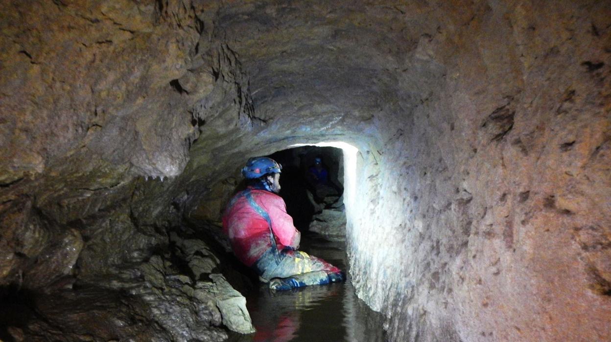 Un experto en el interior de la galería subterránea romana de Carmona, al que ha accedido por una nueva entrada