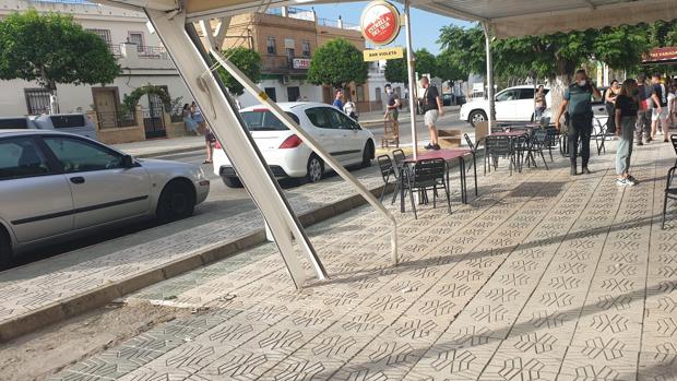 Detenido tras atropellar a ocho personas en la terraza de un bar de Guillena