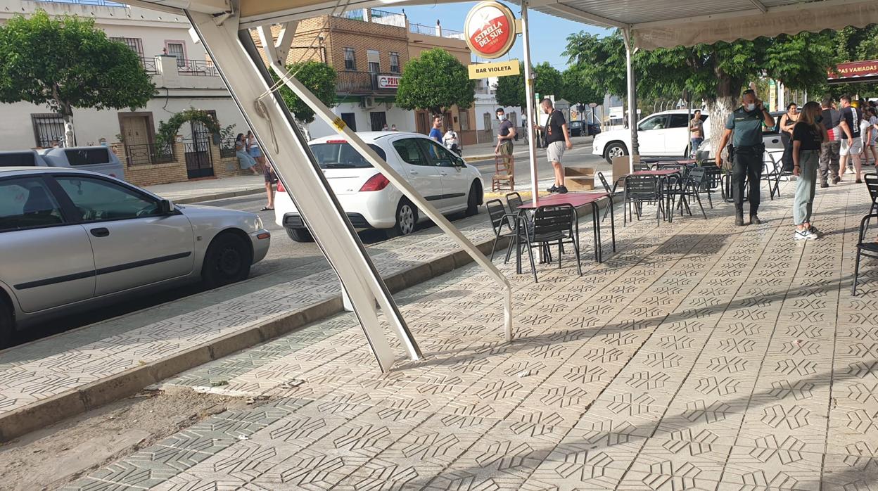 Daños en la terraza del bar de Guillena en la que ocurrieron los hechos