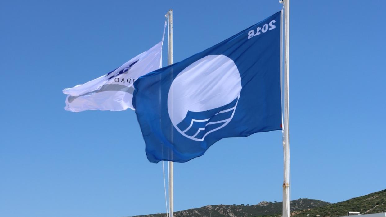 La bandera azul en la playa de Zahara de los Atunes.