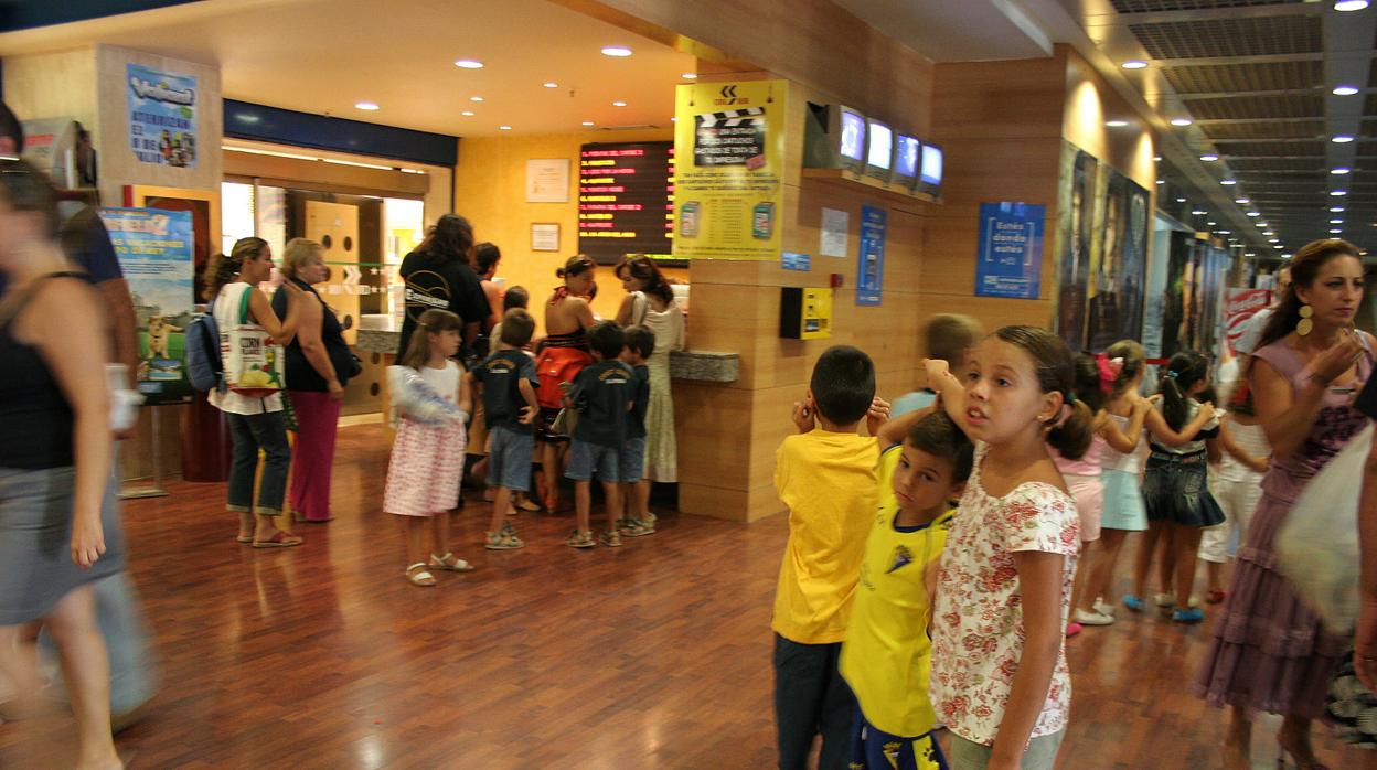 Los cines Bahía de Cádiz, un domingo prepandemia que ya no será posible sin distancias ni mascarillas.