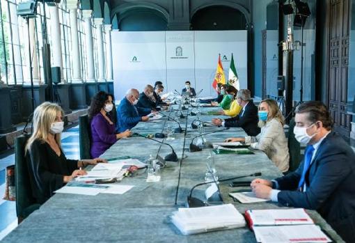 Gobierno y Junta piden prudencia ante el posible éxodo andaluz a provincias de costa como Cádiz