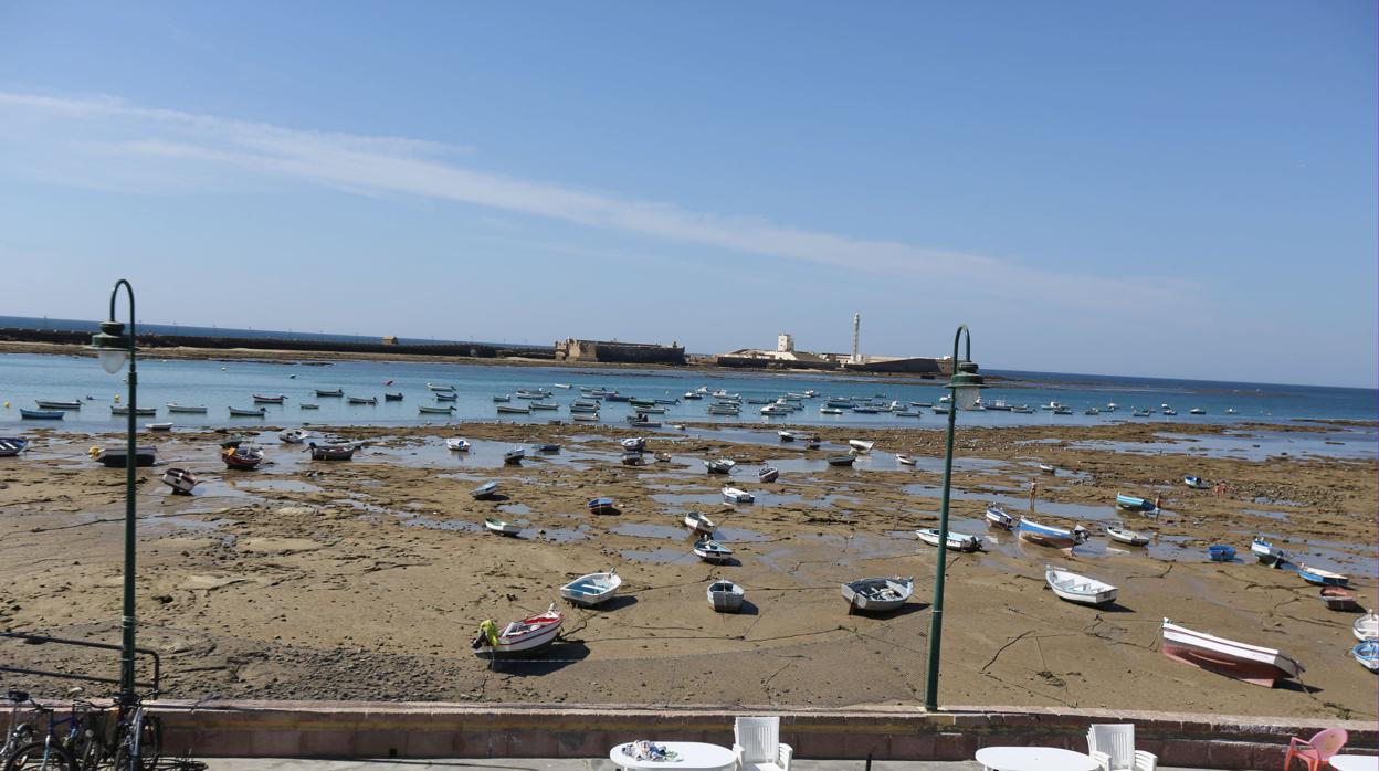 Dos menores rescatadas en la playa de la Caleta debido al fuerte oleaje