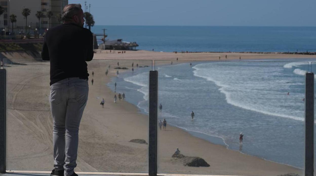 Imagen de la playa Santa María, en Cádiz, que se atestó de público el domingo pasado coincidiendo con la pleamar.