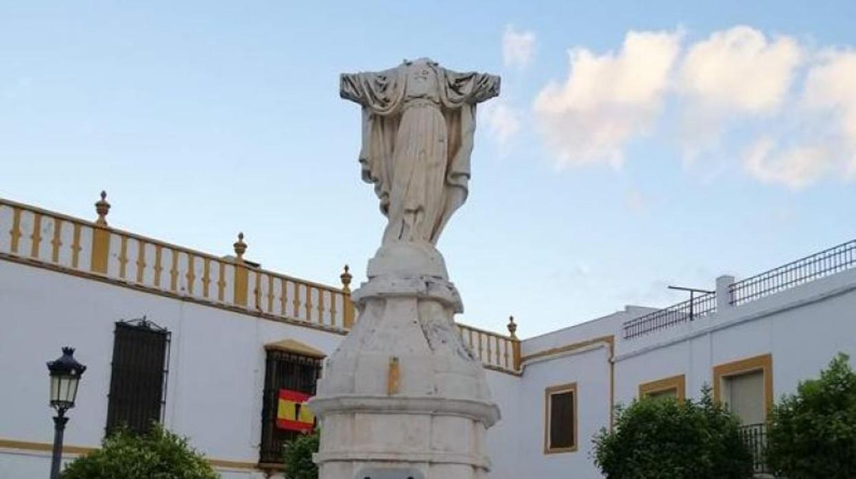 Imagen vandalizada del monumento al Sagrado Corazón de Jesús en La Roda de Andalucía