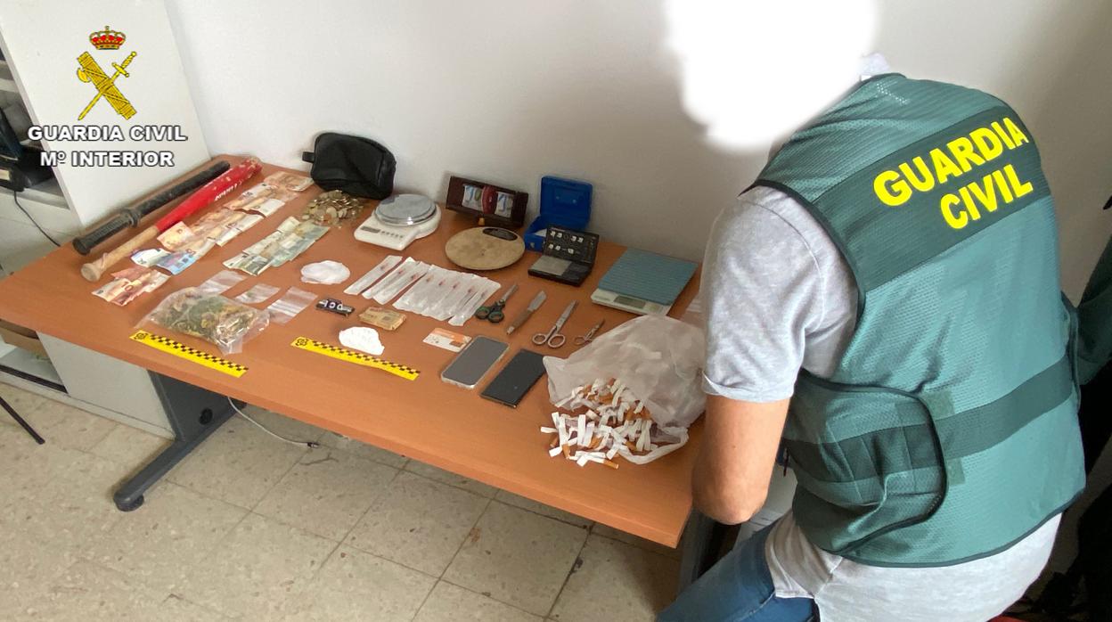 Objetos intervenidos por la Guardia Civil en la detención de cinco vecinos de Las Cabezas