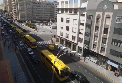 Vista aérea de la manifestación de los autobuses en Cádiz.