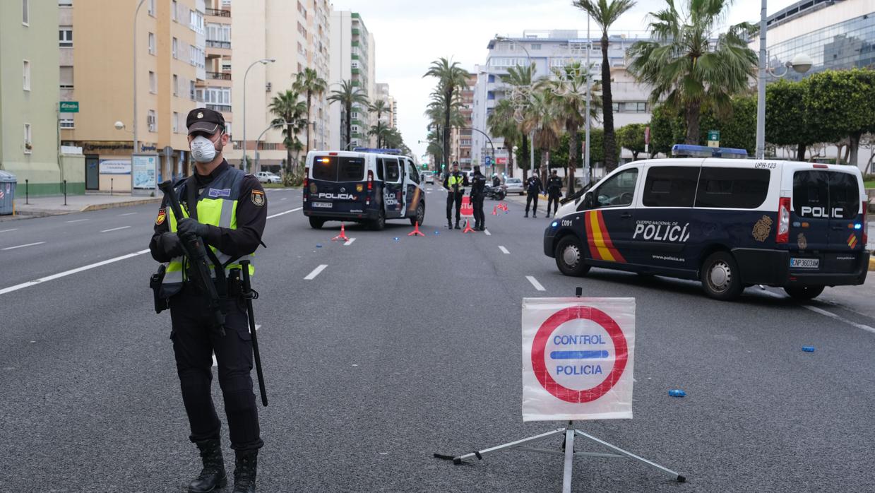 Control de Policía Nacional instalado a la entrada de Cádiz.