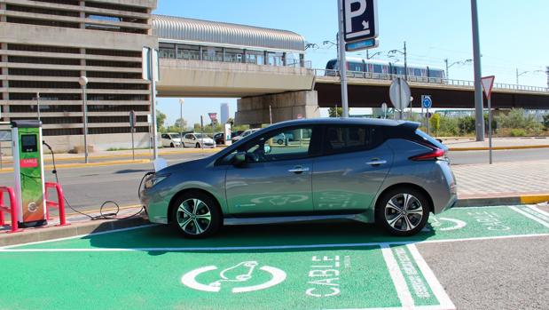 El metro incorpora un cargador para coches eléctricos en el parking de la estación de San Juan Bajo