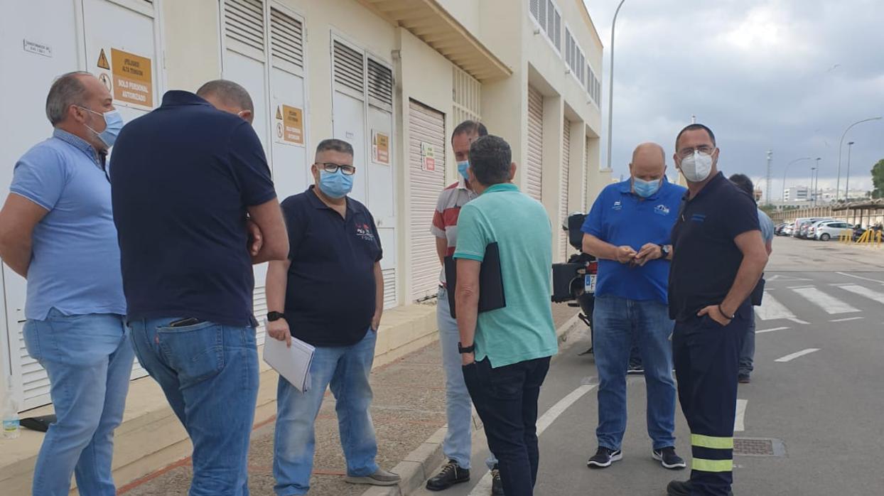 Celebración del pleno del comité del astillero de Cádiz en el exterior de la planta