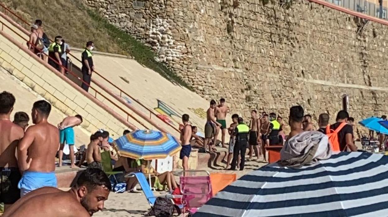 Agentes de la Policía Local creen que este cuerpo no debe llevar solo el peso de la vigilancia de las playas.