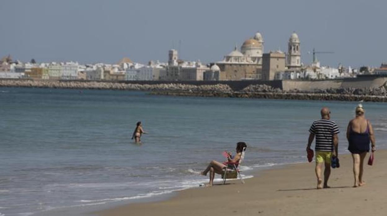 La playa Santa María del Mar, en la imagen, y La Caleta son las que más problemas de aforo pueden tener en Cádiz.